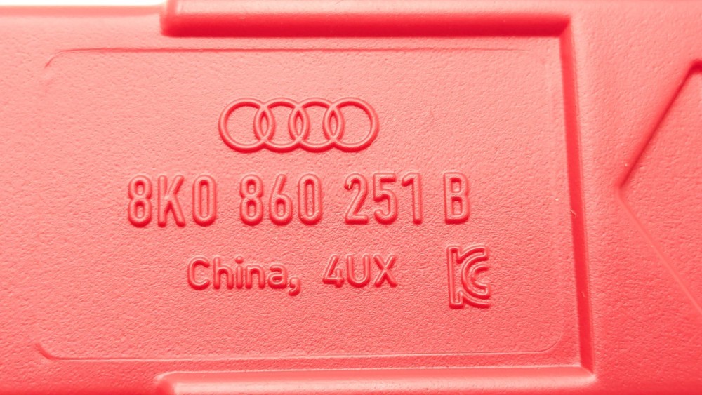 AUDI Q2 HAZARD WARNING TRIANGLE 8K0860251B 2023