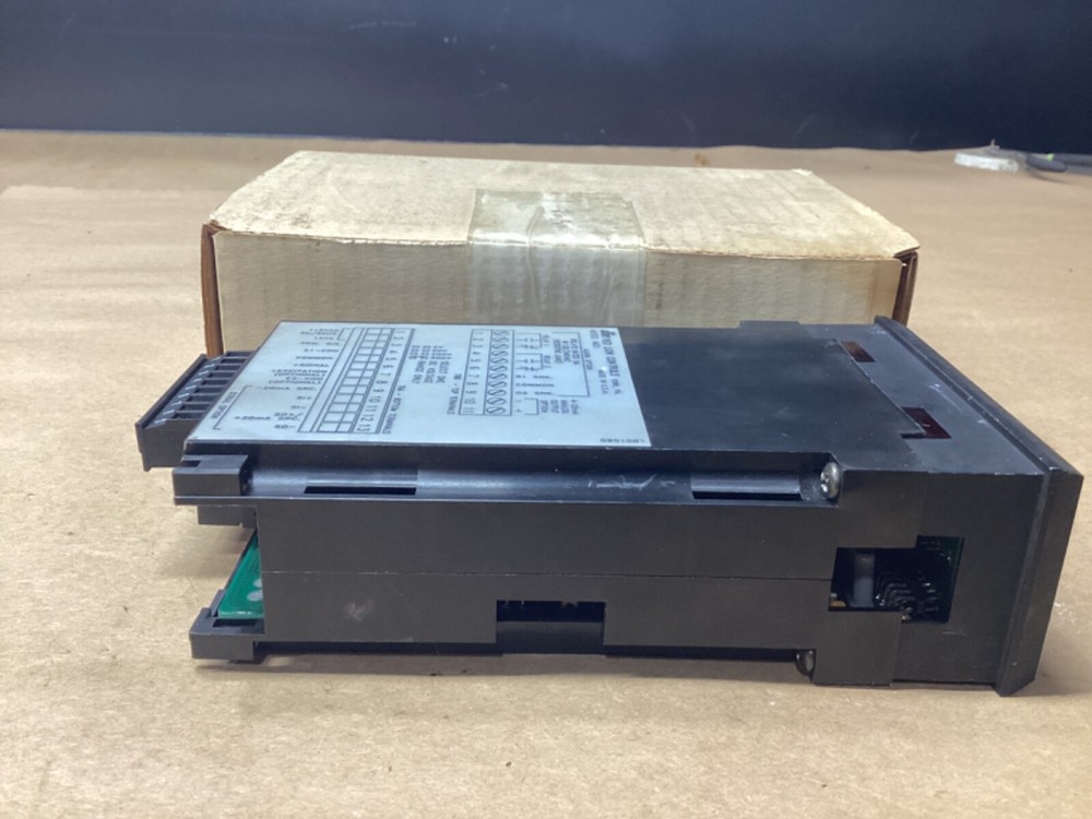 RED LION CONTROLS IMD1 DIGITAL PANEL VOLTAGE METER, #114A110PR2*CO