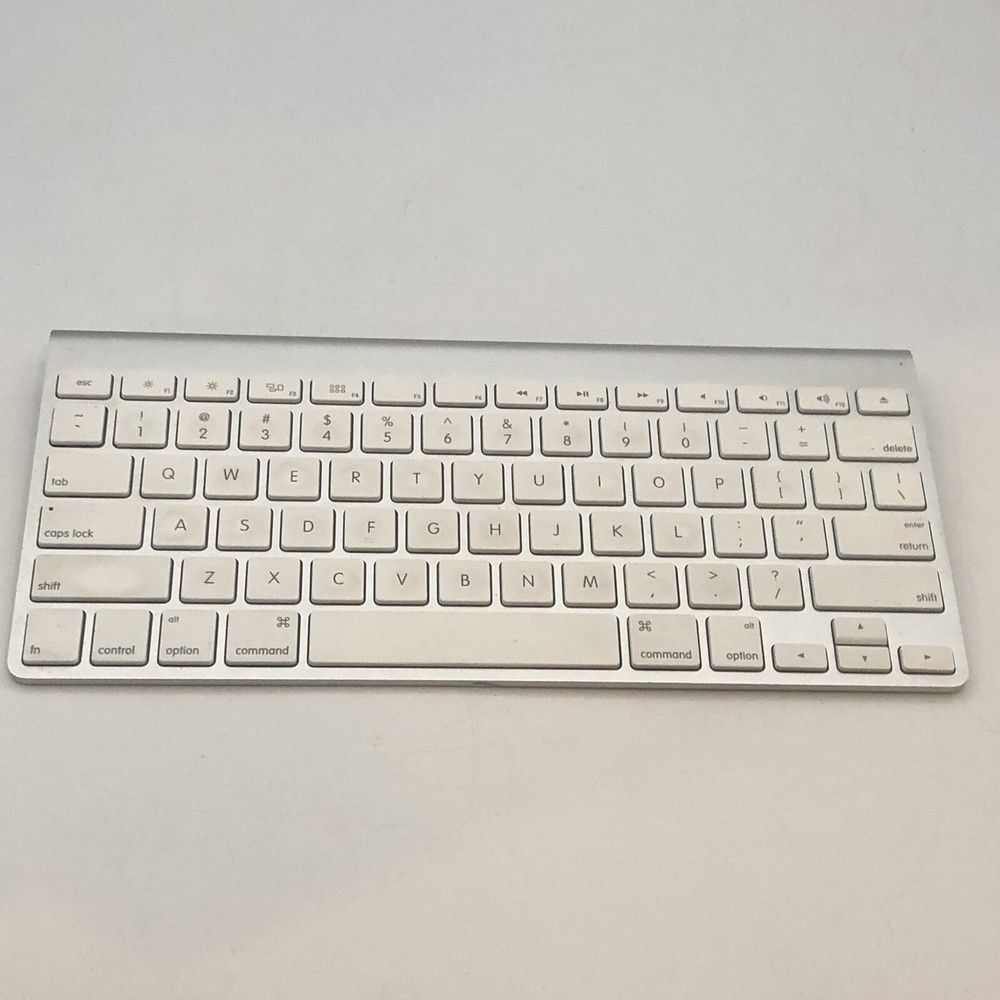 Apple A1314 Wireless Bluetooth Keyboard Silver And White