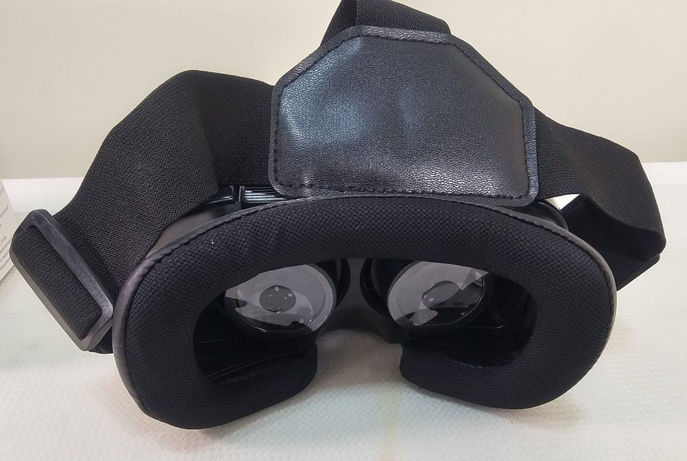 CYNOCULARS VR Headset With Remote UNUSED