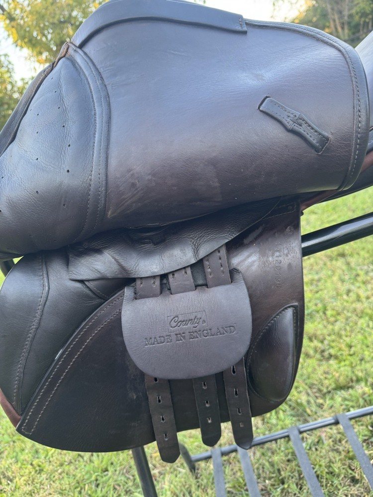 2017 COUNTY SOLUTION HJ 17.5 FORWARD FLAP JUMP SADDLE