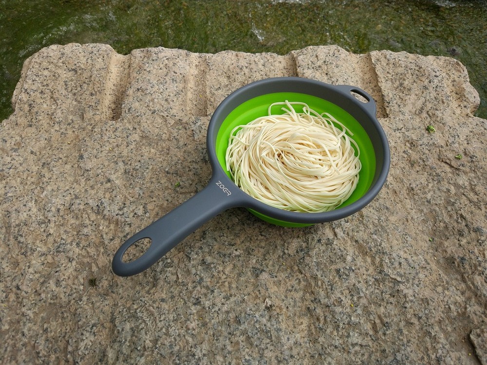 ZOER Kitchen Foldable Pasta Strainers,Collapsible Colanders with Handles,Spac...