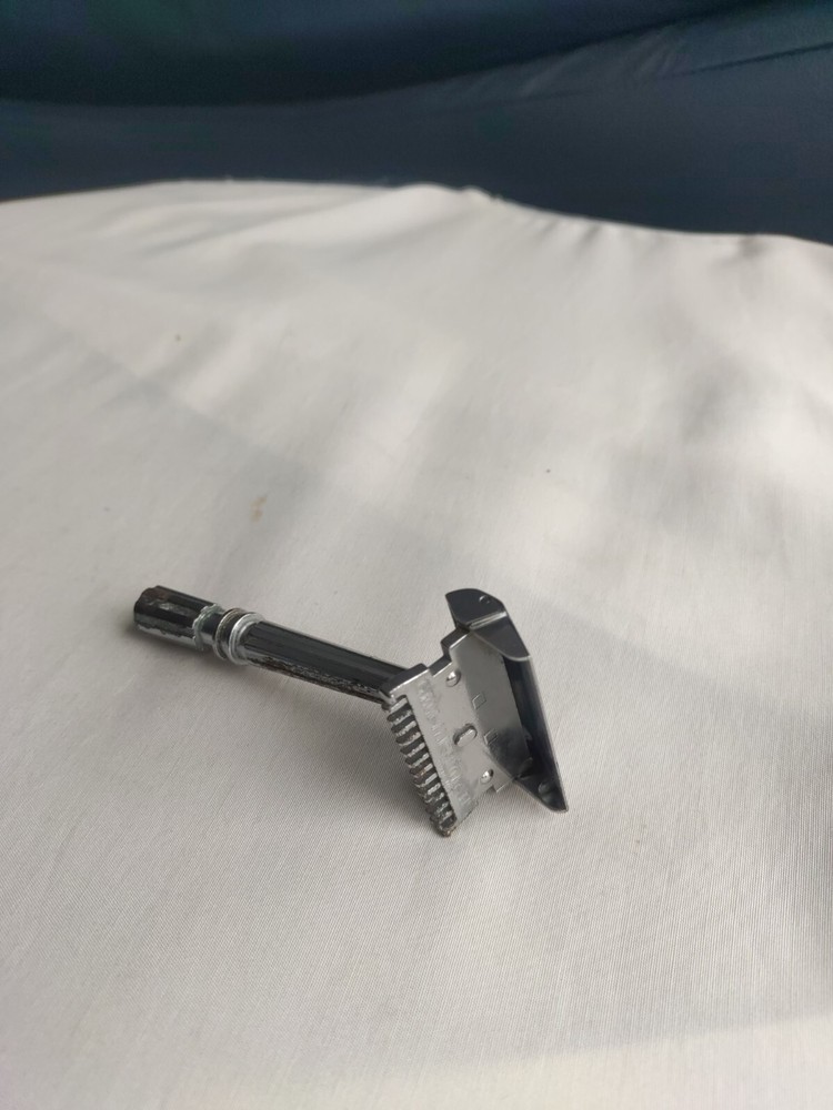 Gem Micromatic Open Comb Type Silver Tone SE Safety Razor