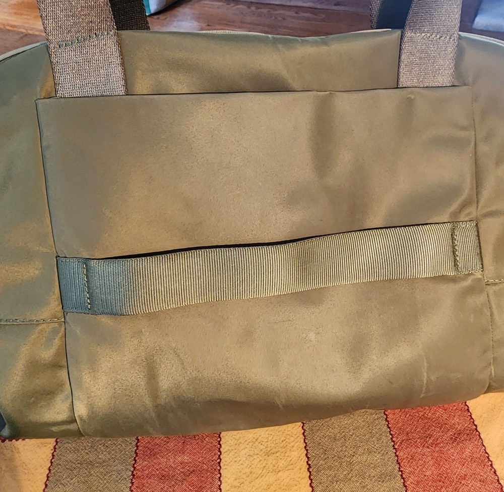 Lululemon Duffel Bag 29L Khaki Green Pre-Owned **NOTE