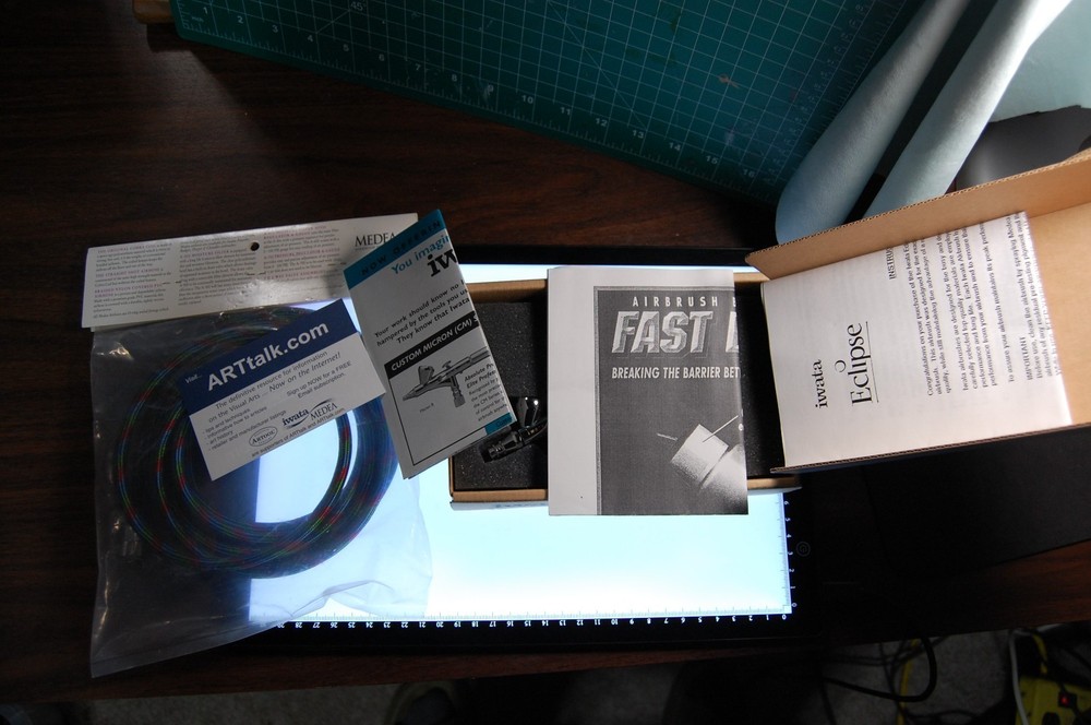 Iwata HP-BS Eclipse Airbrush - Small Gravity Feed + Air Hose - Silver