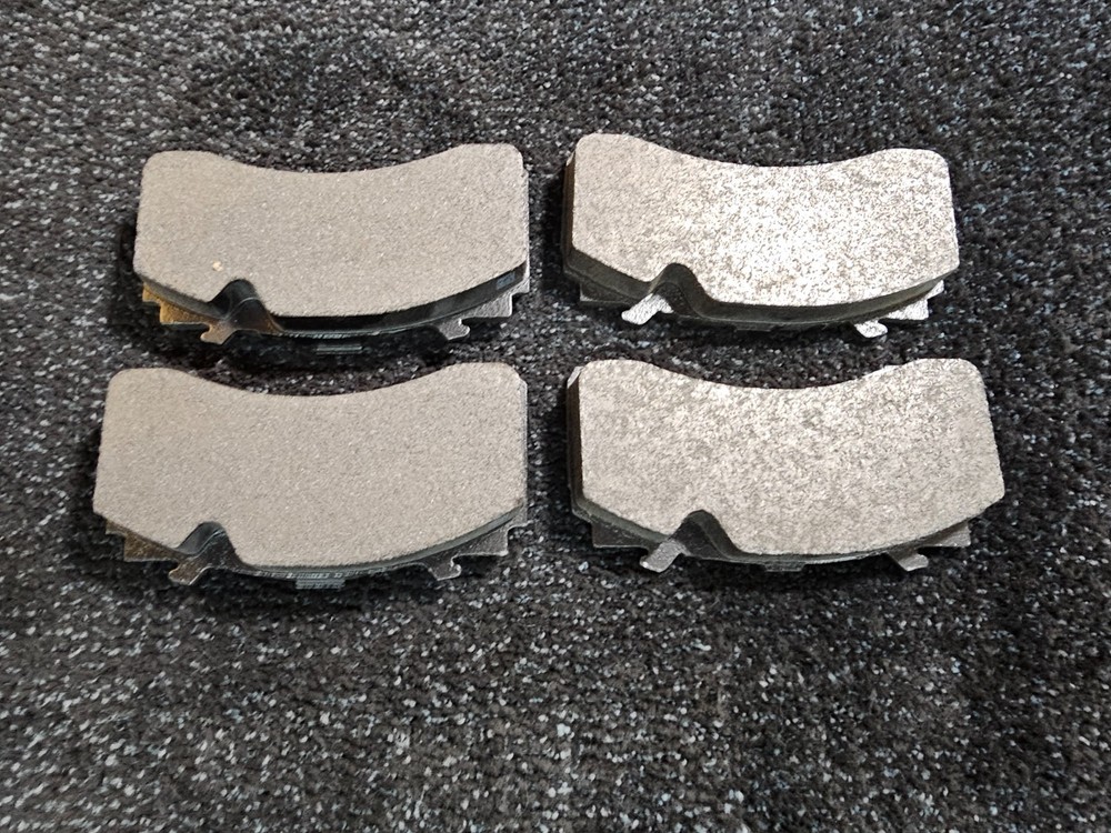 WABCO 6404219292 4-Piece Brake Pad, MAXXUS 2.0 includes Hardware