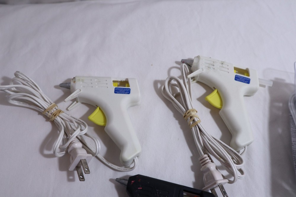 (5) GLUE GUN W/GLUE ~
