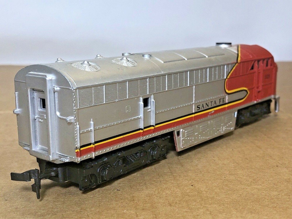 AHM Santa Fe 5028 Train Engine HO
