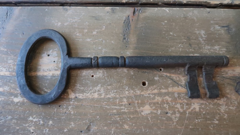 Antique Iron Skeleton Key 6 5/8"