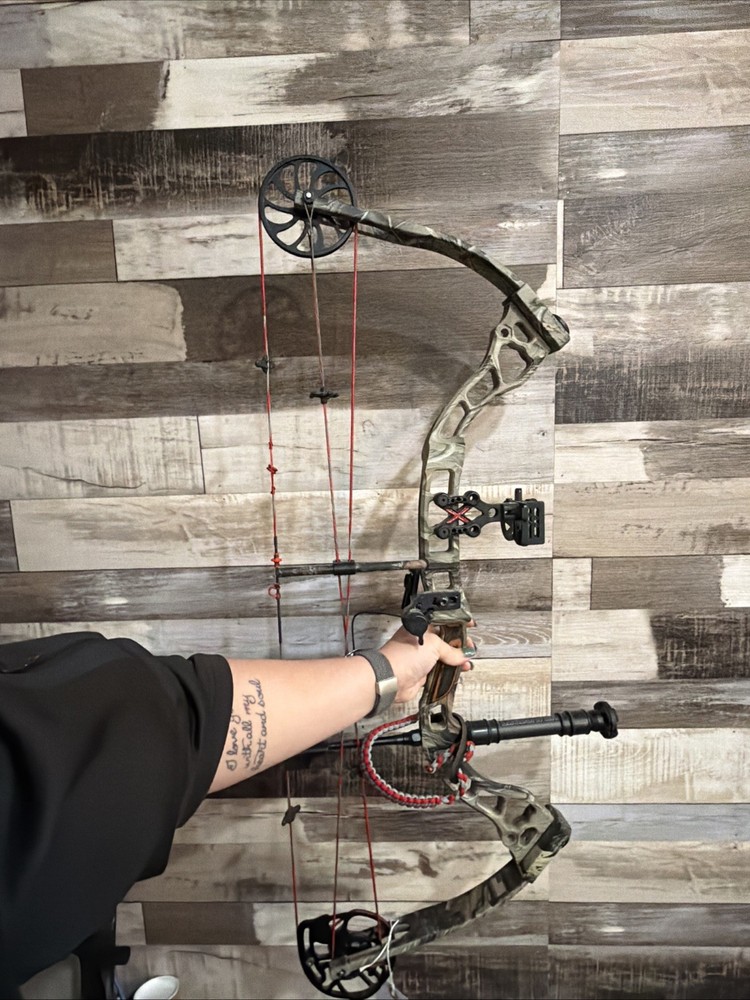Diamond Stud Right Handed Compound Used Bow Fully Loaded With New Strings