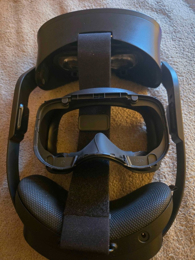 HTC Vive Focus Vision Wired Bundle, XR Headset DisplayPort PC VR Streaming