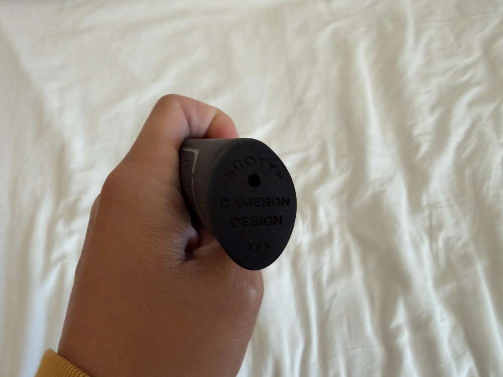 SCOTTY CAMERON grip pulled from 2025 STUDIO STYLE PUTTER - Red text