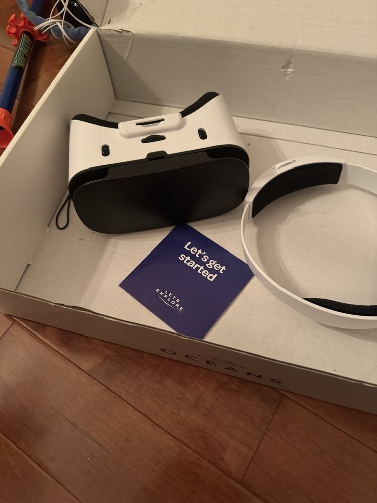 Let's Explore Oceans Smartphone VR Headset White Black Plastic