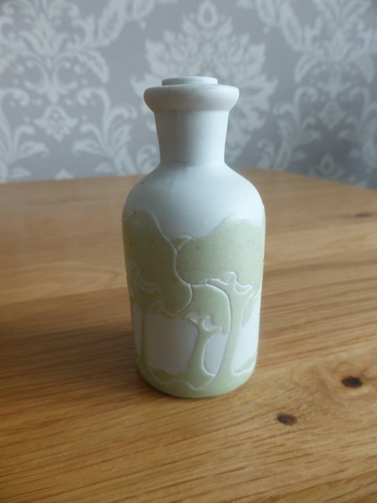 JANE MCCORMACK LEICESTERSHIRE : OLIVE GREEN CERAMIC BOTTLE