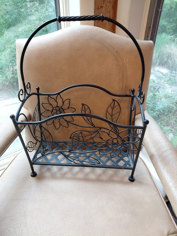 VTG Metal Magazine Rack