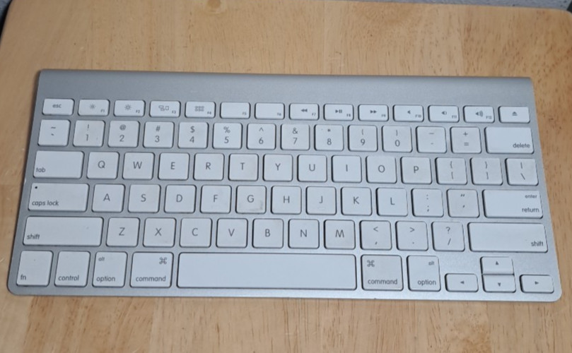 Apple A1314 Wireless/Bluetooth Keyboard Silver