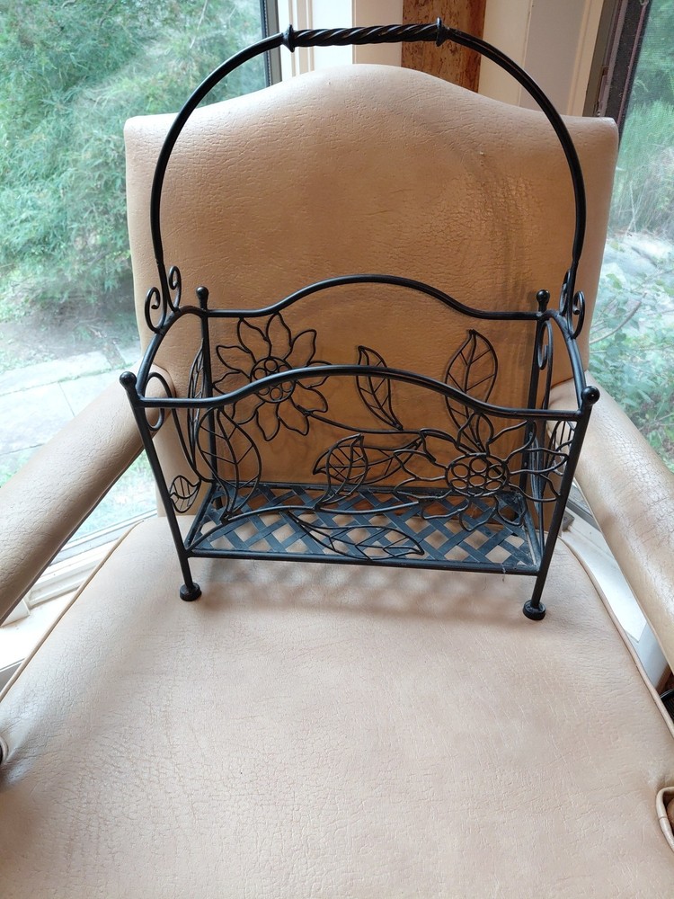 VTG Metal Magazine Rack