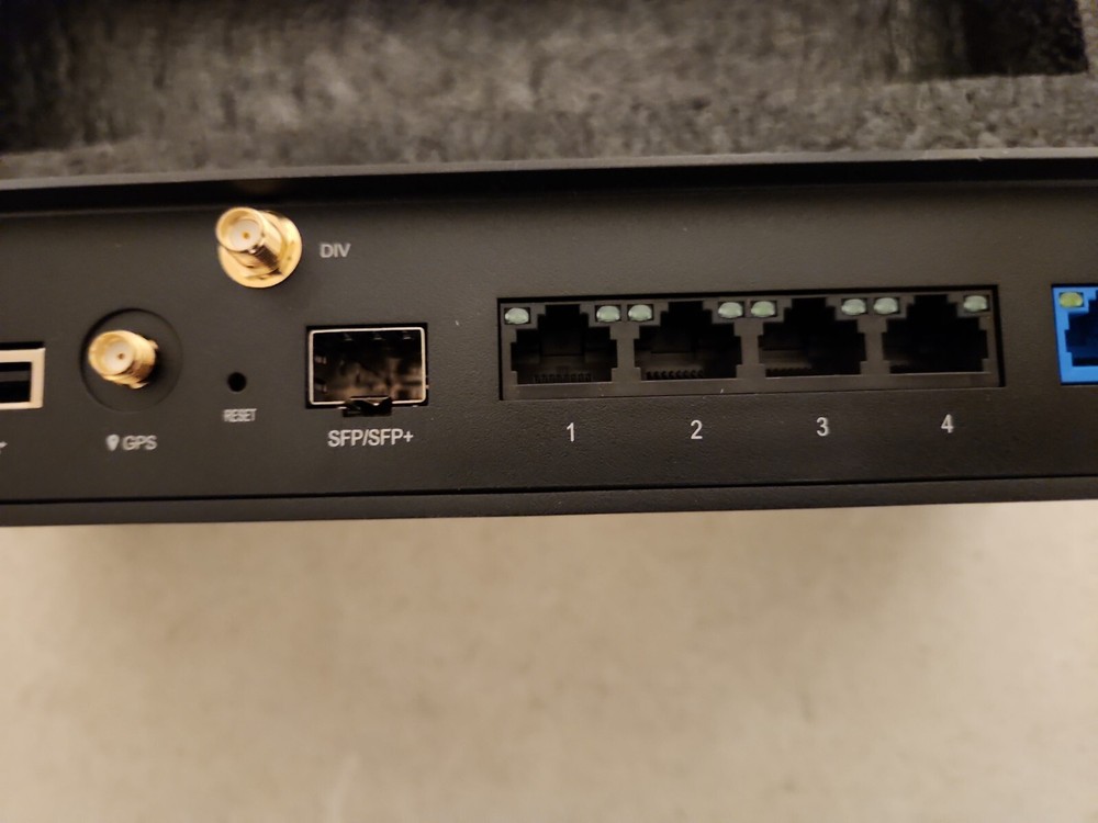 Cradlepoint E300 Series Router 300 Mbps