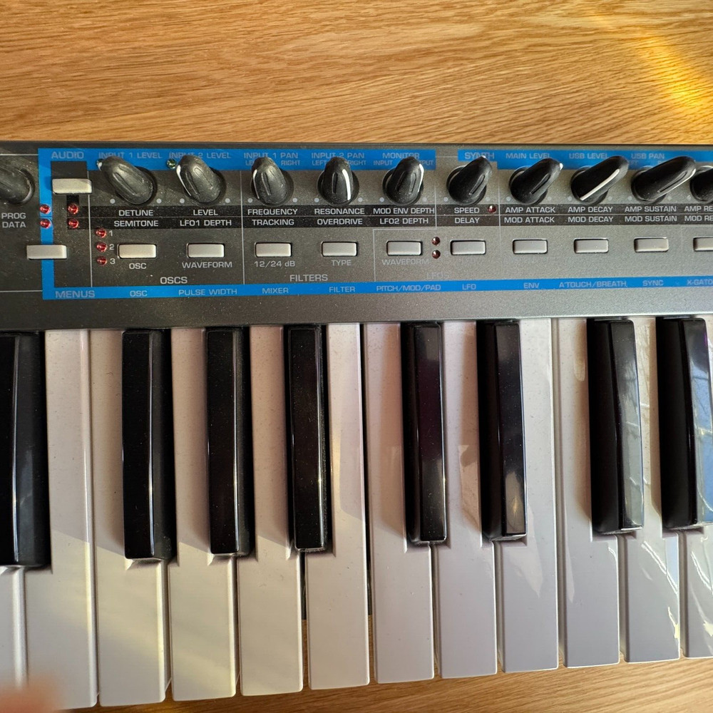 Novation Xio 25 Virtual Analog Synthesizer Controller Keyboard XioSynth 25