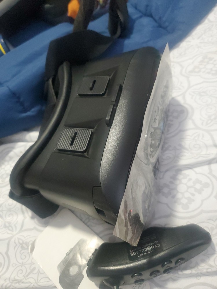 CYNOCULARS: VIRTUAL REALITY HEADSET & REMOTE