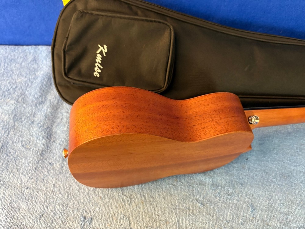 Kmise KMU21S 21in Ukulele w/ Case