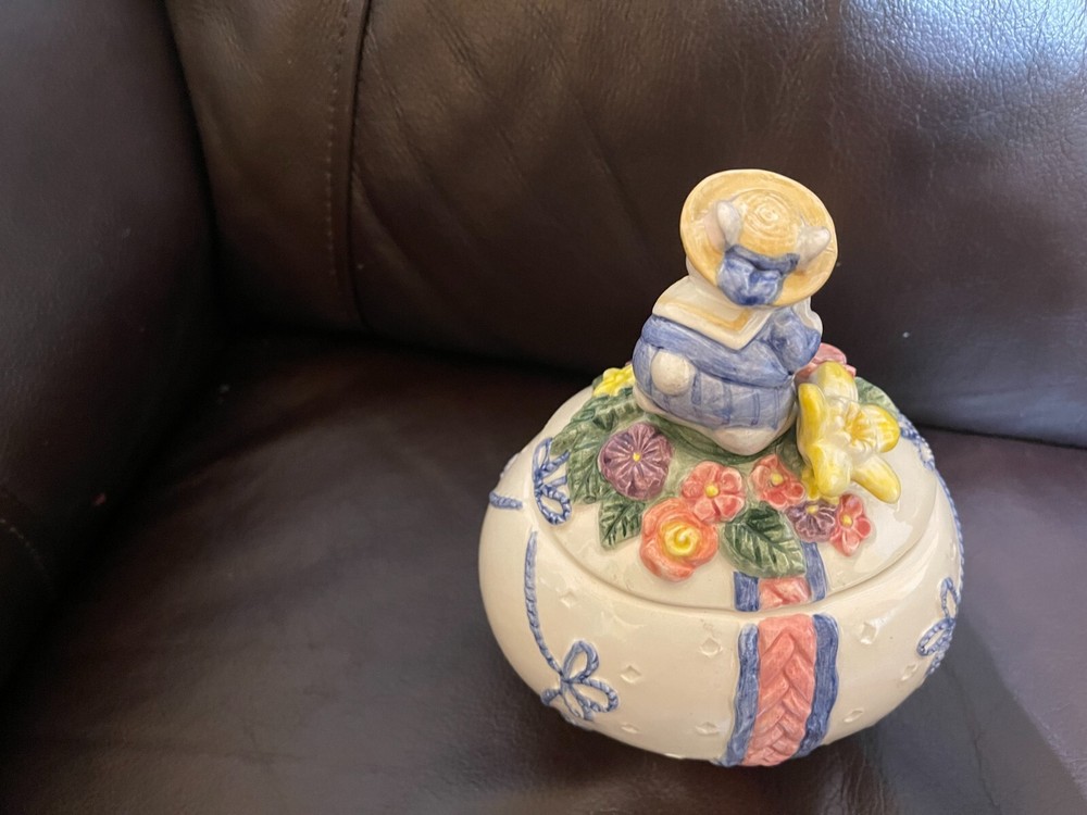 FITZ & FLOYD PORCELAIN RABBIT SITTING ON EGG LIDDED TRINKET BOX