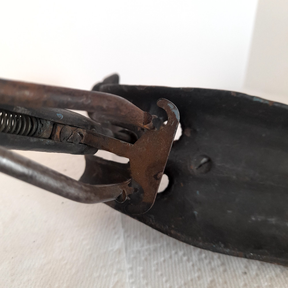 VINTAGE PRIMATIVE HOME CHERRY STONER TABLE MOUNT