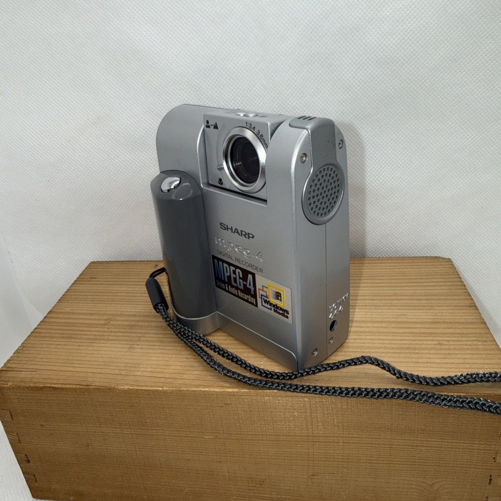 Sharp VN-EZ1H Digital Recorder Camera MPEG-4 Vintage + Memory Card & Reader