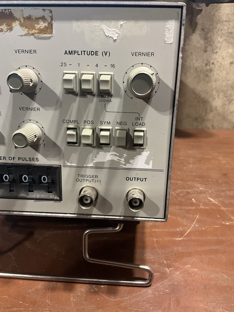 HEWLETT PACKARD 8011A PULSE GENERATOR POWERS ON