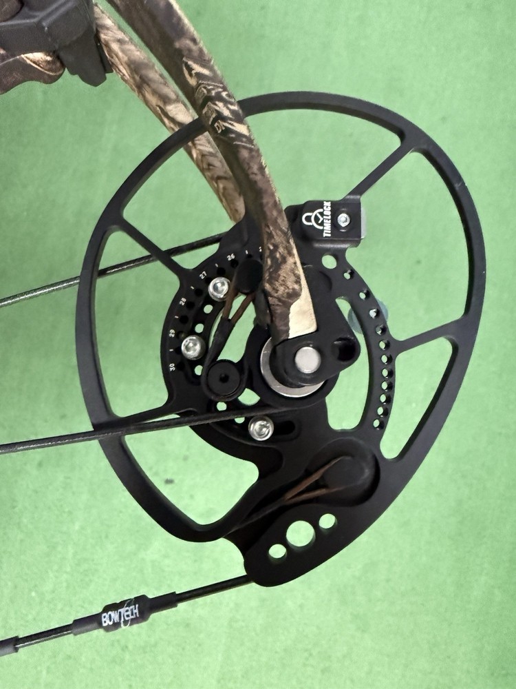 NEW Bowtech Core SR in Camo Right Hand 70# 25-30" Compound Bow