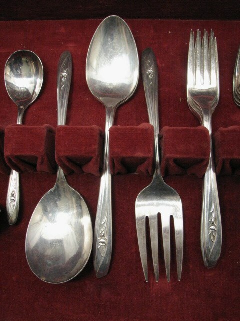IS INTERNATIONAL SILVER TULIP PLATED FLATWARE SET SILVERWARE 46 PIECES W/BOX