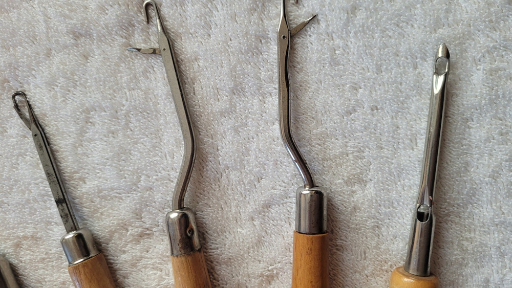 Preowned Set of 4 Latch Hooks & 2 Punch Needle Rug Tools