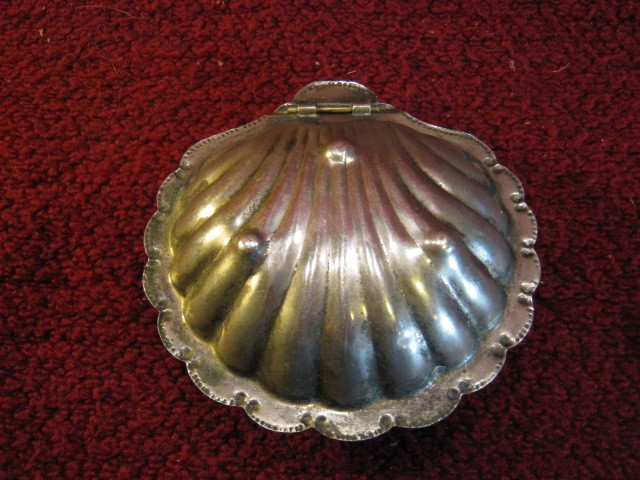 Silver Plated Hinged Clam Shell Sugar Dish With Spoon- 5” Diameter