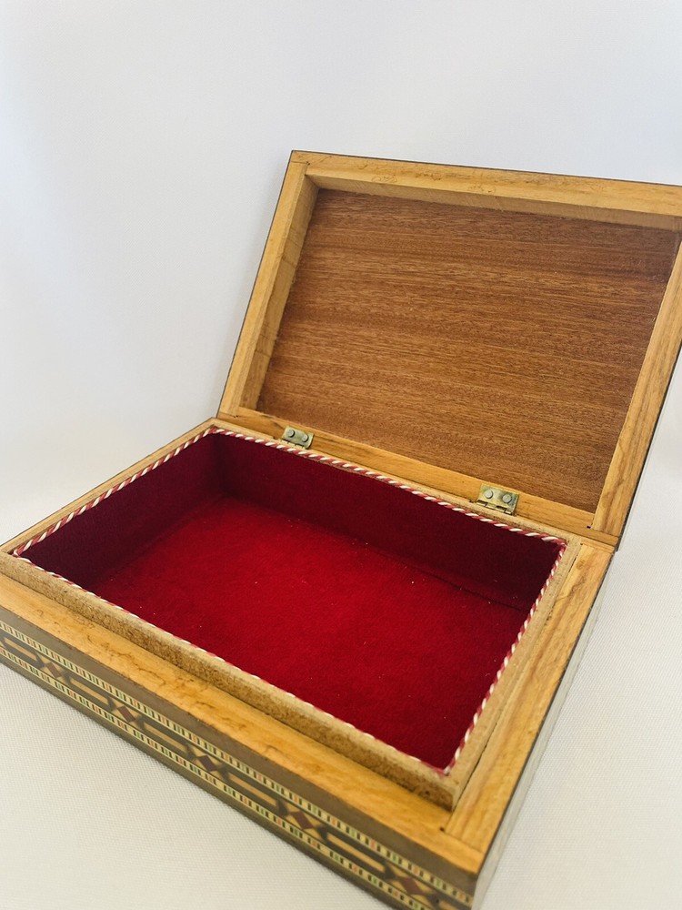 middle eastern wood felt lined , Hinged box. Intricate Details