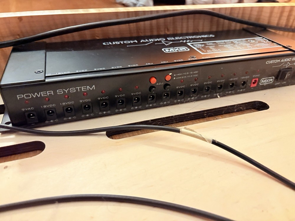 Custom 16 power channel pedal board