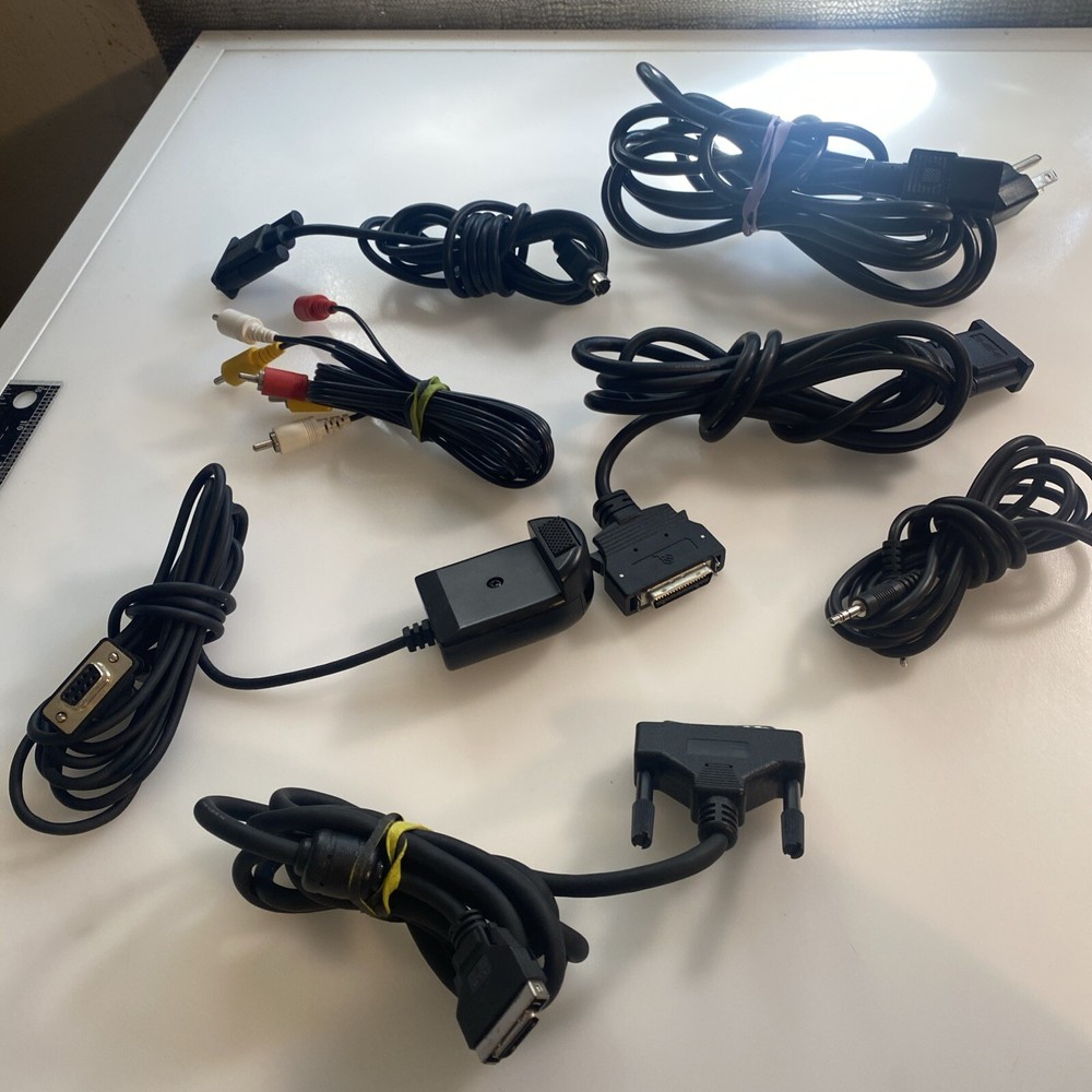 InFocus LP400 800x600 Projector 📽️ Untested Powers 🆙 and runs za3