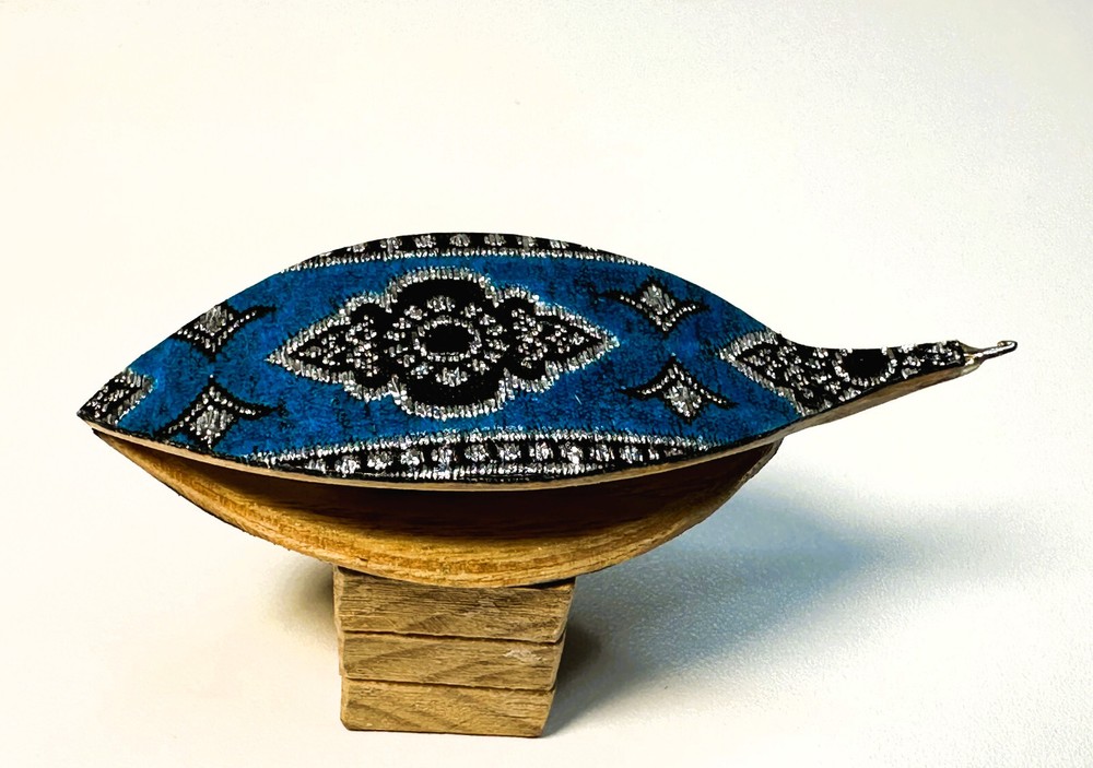 Tatting shuttle with Florence pattern 2.5 w hook blue