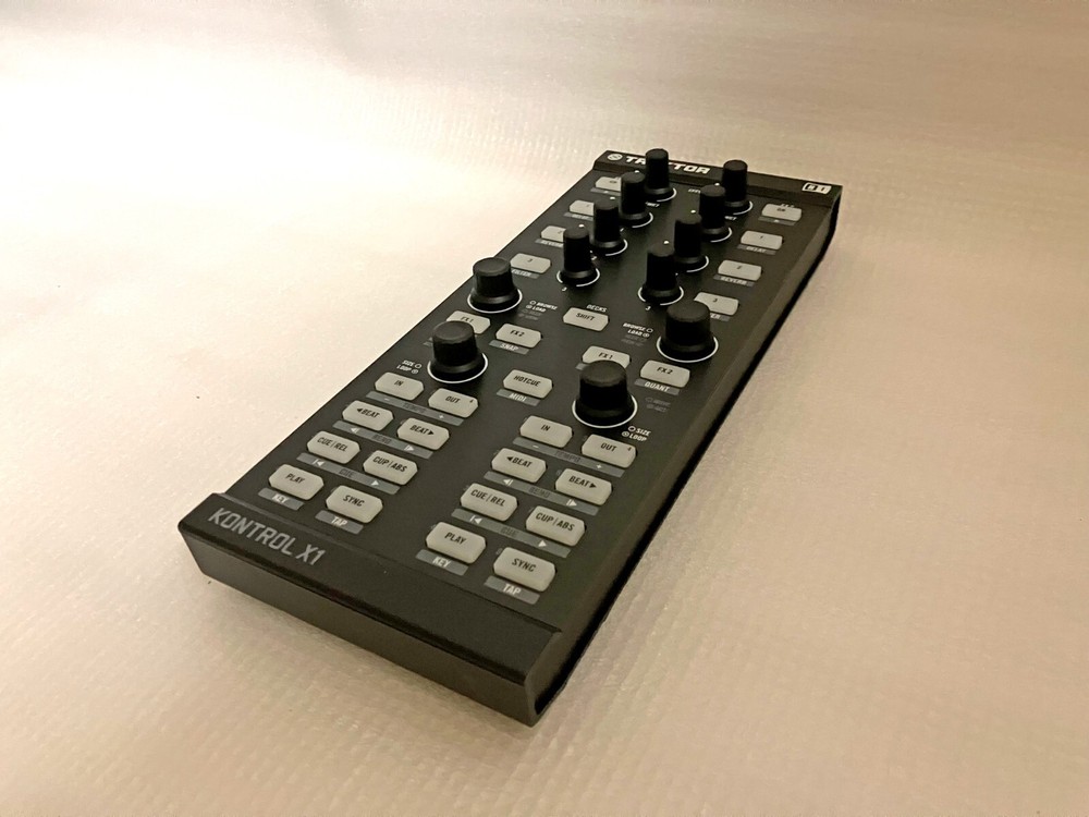 Native Instruments TRAKTOR KONTROL X1 MK1 Decks & Effects DJ Controller
