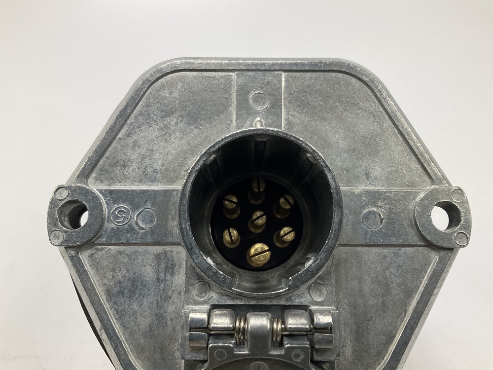 Phillips 15-760 7-Way HD STA-DRY W/o Circuit Breakers Split Pin Plug Socket