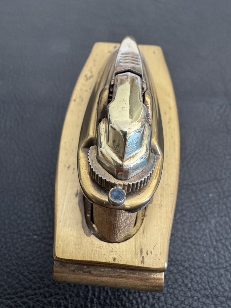 Vintage Ronson Varaflame Table Lighter.