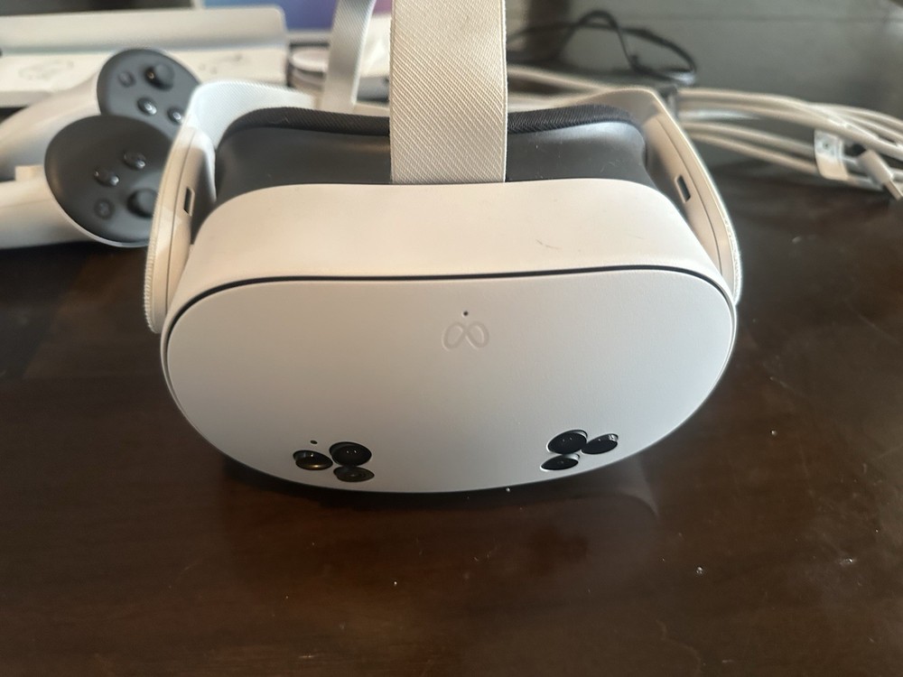 Meta Quest 3S 128GB VR Headset Batman Arkham Shadow Edition