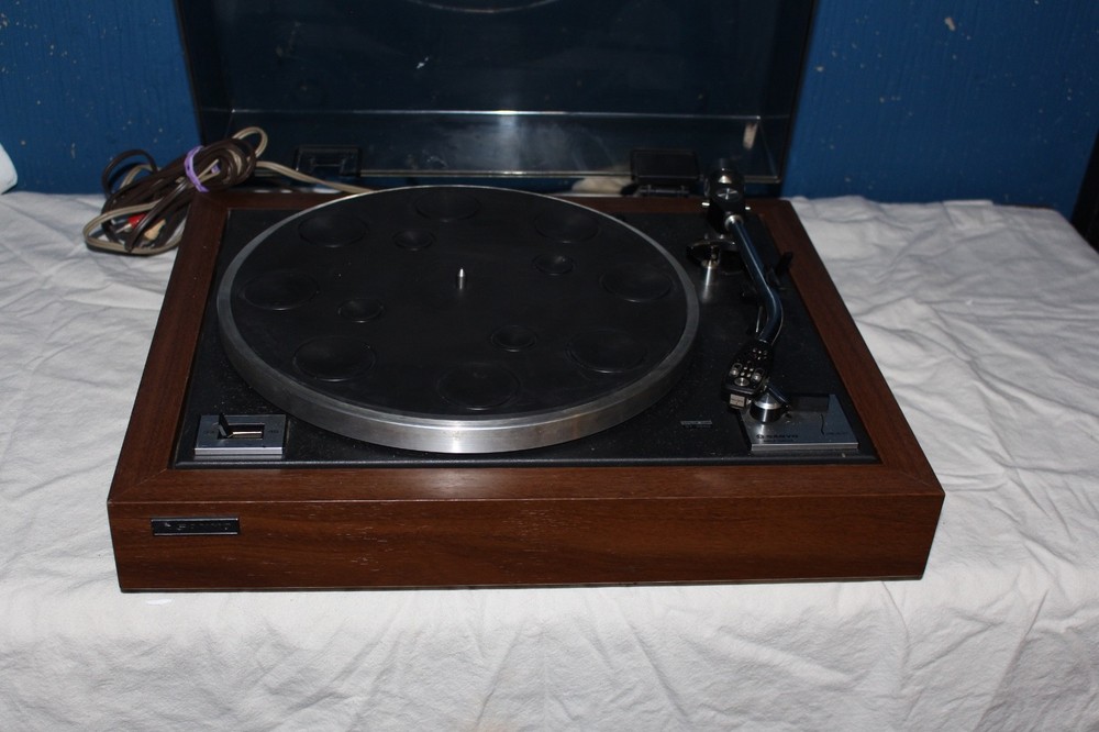 Sanyo TP-1800 Turntable - Missing 1 hinge