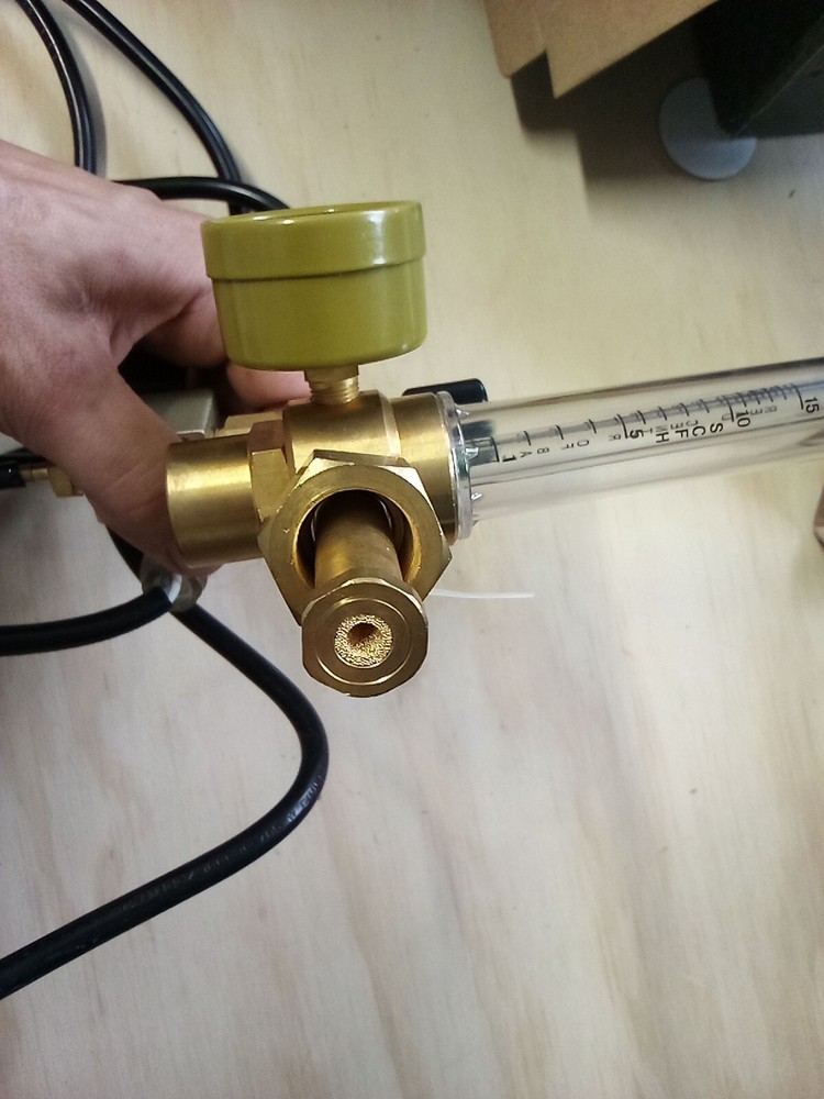 co2 regulator with solenoid