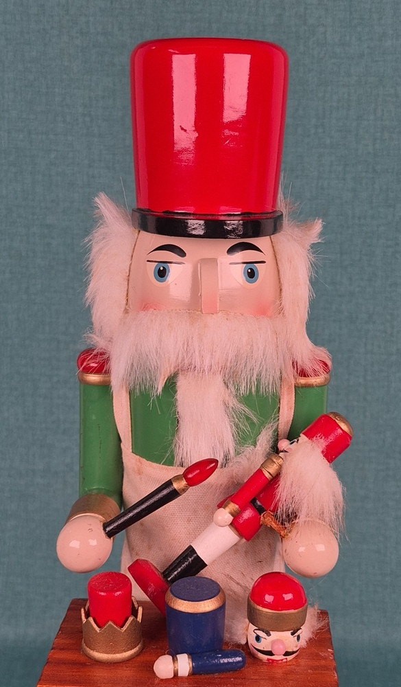 15" Nutcracker Craftsman Making Small Nutcrackers ~ Unbranded