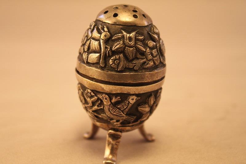 Antique Middle Eastern Repousse Silver Salt Shaker, 19th C. De