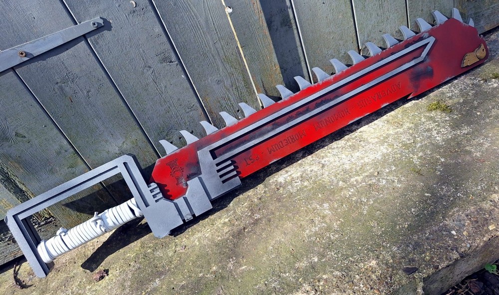 Warhammer 40,000 cosplay chainsword