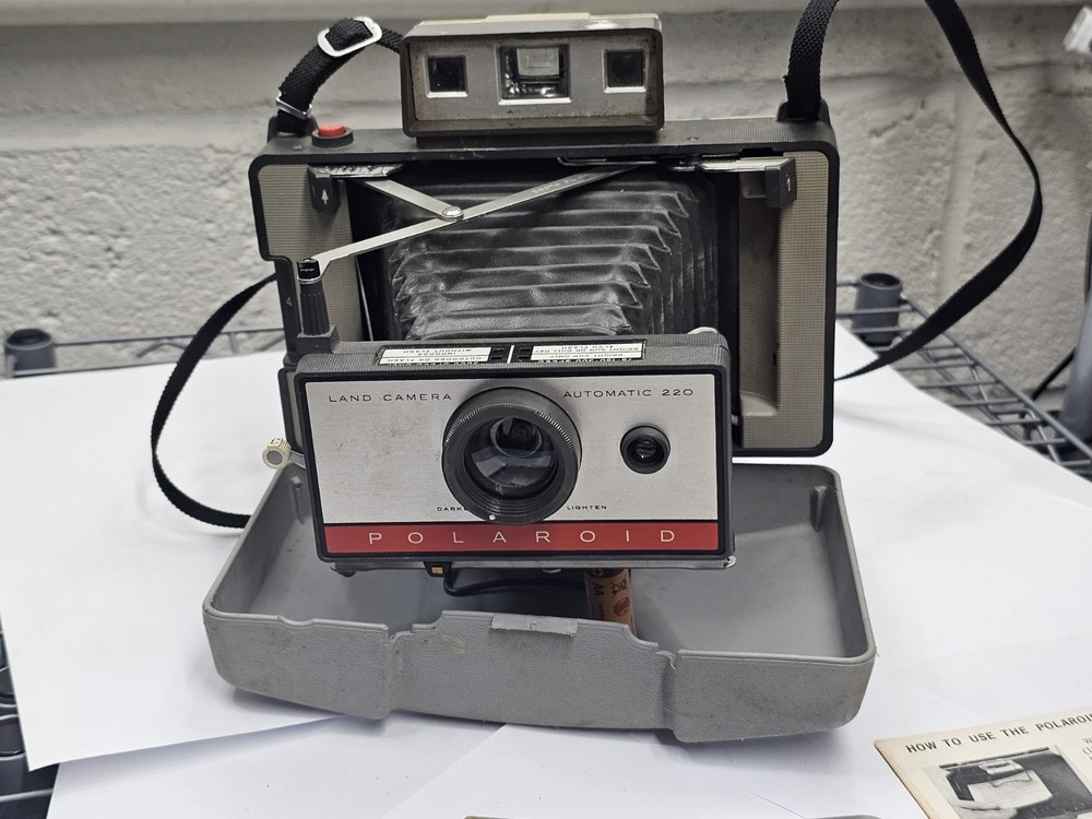 Polaroid 220 Automatic Land Camera With #193 Cold Clip - Untested