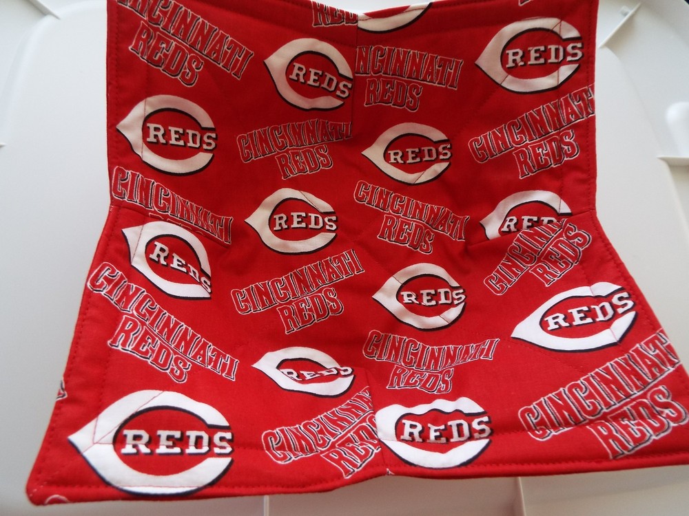 Cincinnati Reds Print Reversible Microwave Bowl Holder/Cozy