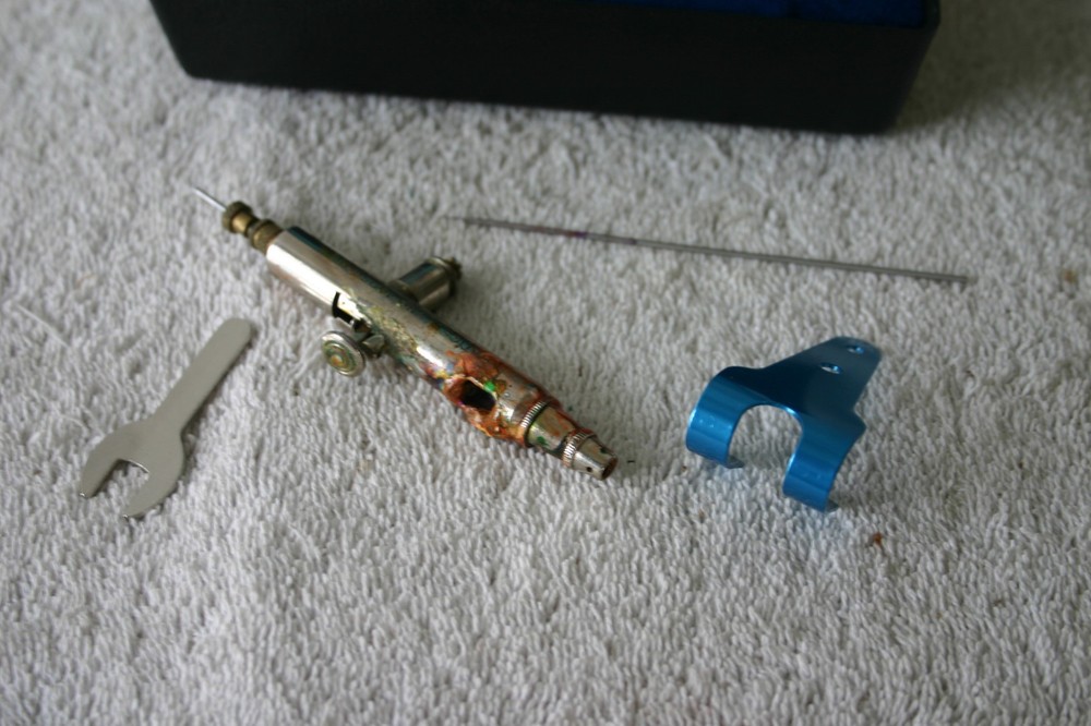 Badger 100SG Airbrush and Case - Needs Ceaning