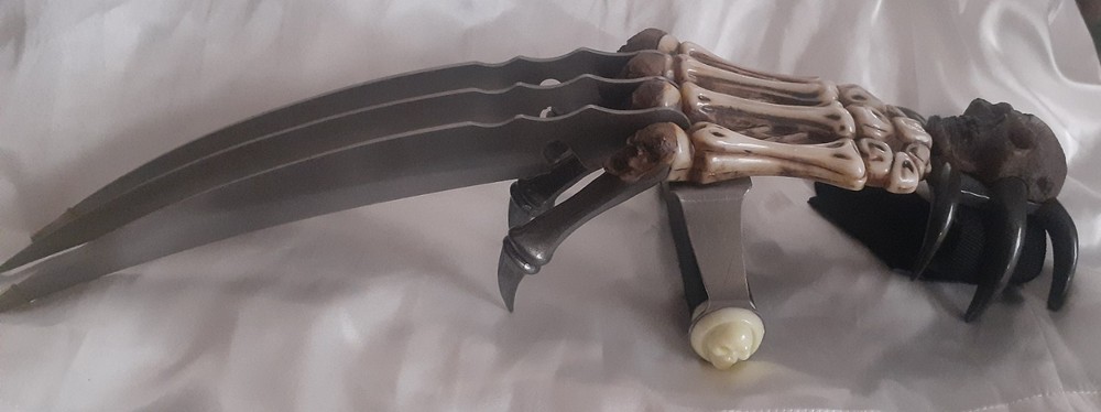 Skull & Bones Gauntlet Style Hand Claw